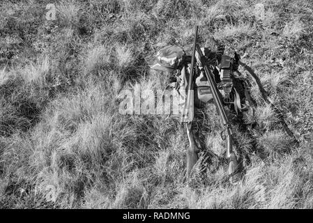 Jagd - Jagd Zubehör und Geräten. Auf der Lichtung im Wald. Schwarzweiß-Effekt. Stockfoto