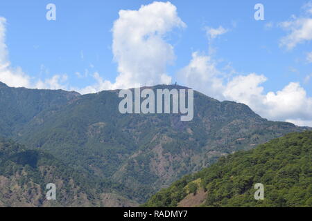 Kommunikation und Ausrüstung montiert auf dem Gipfel des Mount Sto. Tomas in Tuba, Benguet, Philippinen gesehen von verschiedenen Standorten aus. Stockfoto