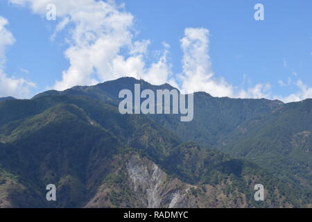 Kommunikation und Ausrüstung montiert auf dem Gipfel des Mount Sto. Tomas in Tuba, Benguet, Philippinen gesehen von verschiedenen Standorten aus. Stockfoto