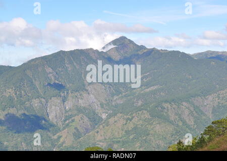 Kommunikation und Ausrüstung montiert auf dem Gipfel des Mount Sto. Tomas in Tuba, Benguet, Philippinen gesehen von verschiedenen Standorten aus. Stockfoto
