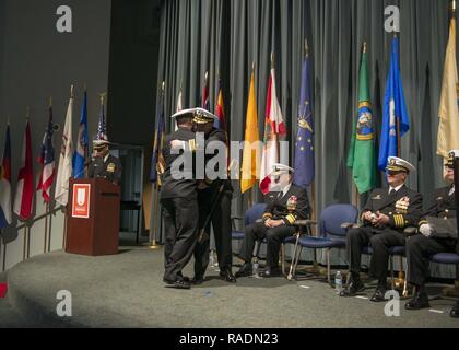 KEYPORT, Washington (31. 14, 2018) Cmdr. Matthäus Freniere, von Fairborn, Ohio, umarmt Kapitän Kevin Macy, von El Dorado, Arkansas, während eine Änderung der Befehl Zeremonie für das Gold Mannschaft der Ohio-Klasse von ballistischen Raketen-U-Boot USS Henry M.Jackson (SSBN 730). Freniere entlastet Macy als Kommandierender Offizier während der Zeremonie am Keyport Undersea Museum statt. Stockfoto