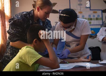 TRUJILLO, Honduras (31. 13, 2018) Leutnant Melissa Mathers, eine Krankenschwester, die Hospital Ship USNS Comfort (T-AH 20), erklärt, wie das Dressing für eine peripher Eingefügt zentralvenösen Katheter (PICC) Linie auf einen jungen Patienten zu einem lokalen Honduranischen Krankenschwester zu ändern, während ein Experte auf einem Exchange (SMEE). Die SMEE wurde zwischen U.S. Navy Vertrauensärzte und honduranischen Ärzten in einem Krankenhaus vor Ort durchgeführt. Komfort ist auf einem 11-Woche medizinische Unterstützung Mission in Zentral- und Südamerika als Teil des US Southern Command's Enduring Promise Initiative. Arbeiten mit Gesundheit und Regierung Partner in Ecuador Stockfoto