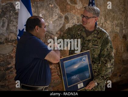 TRUJILLO, Honduras (31. 13, 2018) - Kapitän William Shafley, Commander, Task Force 49, Austausch von Geschenken mit Carlos Ramón Aguilar, Gouverneur von Colon, bei der Abschlussfeier statt am Fort Santa Barbra. Das Hospitalschiff USNS Comfort (T-AH20) ist auf einer 11-Woche medizinische Unterstützung Mission in Zentral- und Südamerika als Teil des US Southern Command's Enduring Promise Initiative. Arbeiten mit Gesundheit und Regierung Partner in Ecuador, Peru, Kolumbien und Honduras, die EINGESCHIFFTEN medizinisches Team kümmert sich an Bord und an Land-basierte medizinische Websites, wodurch der Druck auf die nationalen medizinischen sys zu entlasten Stockfoto