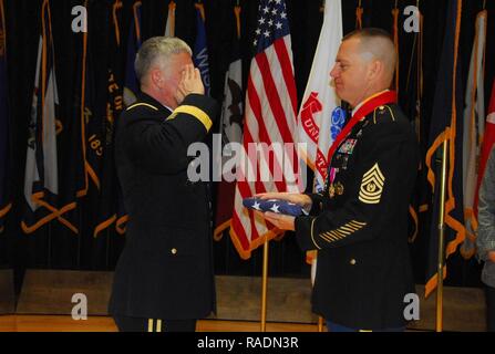 Brig. Gen. James Bonner, der Kommandant der 20. Chemische, biologische, radiologische, nukleare, Sprengstoffe (CBRNE) Befehl, rendert Ehrungen nach der Präsentation der amerikanischen Flagge Command Sgt. Maj. Kenneth Graham an seinem Dez. 14 Ruhestand Zeremonie auf Aberdeen Proving Ground, Maryland. Die Flagge wurde in der US-Armee CBRN-Schule in Fort Leonard Wood, Missouri, die Beseitigung von Explosivstoffen (EOD) Denkmal an der Eglin Air Force Base in Florida geflogen, und bei Aberdeen Proving Ground, Edgewood, der ursprünglichen Heimat von chemischen Korps der Armee und Ordnance school. Stockfoto