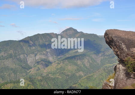 Kommunikation und Ausrüstung montiert auf dem Gipfel des Mount Sto. Tomas in Tuba, Benguet, Philippinen gesehen von verschiedenen Standorten aus. Stockfoto
