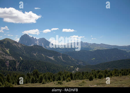 Der Langkofel Plattkofel Gruppo delle Sella und Marmolada Gletscher aus der Raschötz über dem Val Gardena Sommer Dolomiten Italien Stockfoto