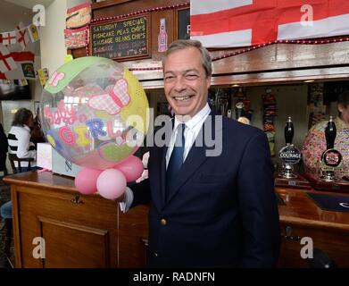 UKIP Leader Nigel Farage feiert die Geburt der Prinzessin Charlotte im Wheatsheaf Pub in Ramsgate, Kent Mit: Nigel Farage Wo: London, Großbritannien Wann: 02. Mai 2015 Credit: Steve Finn/WANN Stockfoto