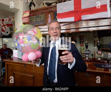 UKIP Leader Nigel Farage feiert die Geburt der Prinzessin Charlotte im Wheatsheaf Pub in Ramsgate, Kent Mit: Nigel Farage Wo: London, Großbritannien Wann: 02. Mai 2015 Credit: Steve Finn/WANN Stockfoto