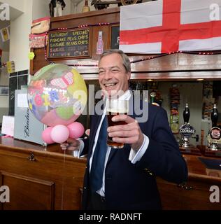 UKIP Leader Nigel Farage feiert die Geburt der Prinzessin Charlotte im Wheatsheaf Pub in Ramsgate, Kent Mit: Nigel Farage Wo: London, Großbritannien Wann: 02. Mai 2015 Credit: Steve Finn/WANN Stockfoto