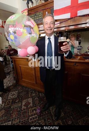 UKIP Leader Nigel Farage feiert die Geburt der Prinzessin Charlotte im Wheatsheaf Pub in Ramsgate, Kent Mit: Nigel Farage Wo: London, Großbritannien Wann: 02. Mai 2015 Credit: Steve Finn/WANN Stockfoto