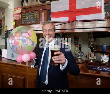 UKIP Leader Nigel Farage feiert die Geburt der Prinzessin Charlotte im Wheatsheaf Pub in Ramsgate, Kent Mit: Nigel Farage Wo: London, Großbritannien Wann: 02. Mai 2015 Credit: Steve Finn/WANN Stockfoto