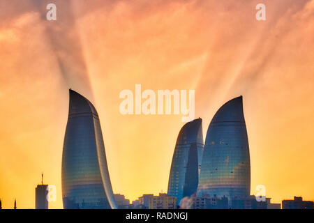 Sonnenstrahlen hinter Flamme Türme, Baku, Aserbaidschan Stockfoto