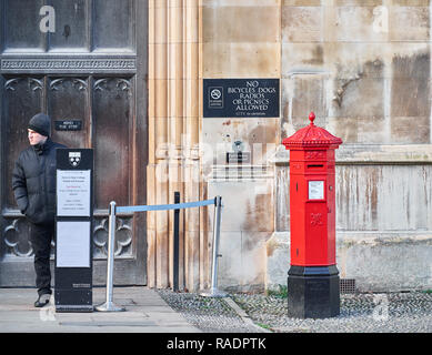 Roten Briefkasten vor dem Haupteingang zum King's College, Universität Cambridge, England. Stockfoto