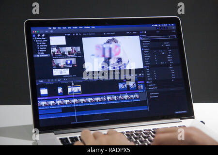 Videobearbeitung mit Laptop. Professionelle editor besondere Effekte hinzufügen oder Farbkorrektur footage für kommerzielle Film- oder Film. Mann mit Software in Kom Stockfoto