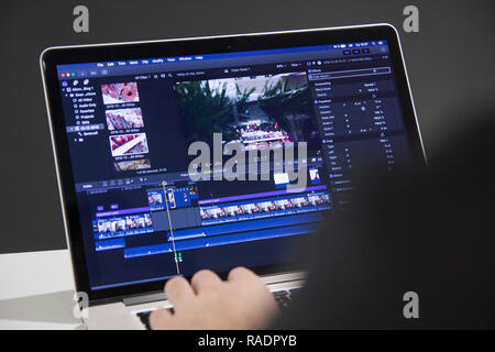 Videobearbeitung mit Laptop. Professionelle editor besondere Effekte hinzufügen oder Farbkorrektur footage für kommerzielle Film- oder Film. Mann mit Software in Kom Stockfoto