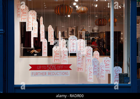 Neues Jahr Verkäufe Zeichen in Schaufenstern in Cambridge, England. Stockfoto