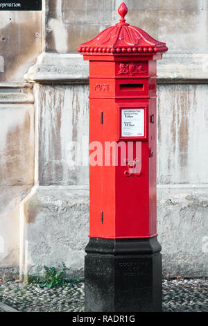 Roten Briefkasten vor dem Haupteingang zum King's College, Universität Cambridge, England. Stockfoto