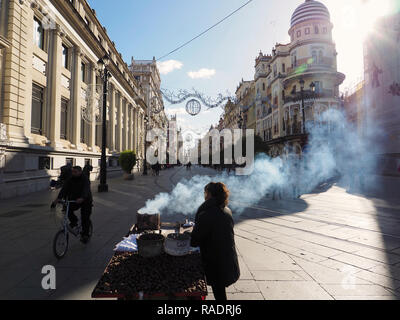 Straßenhändler verkaufen gerösteten Kastanien in der Altstadt von Sevilla, Andalusien, Spanien Stockfoto