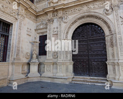 Fantastische Details auf einer Seite Eingang der Kathedrale in Sevilla, Andalusien, Spanien. Stockfoto