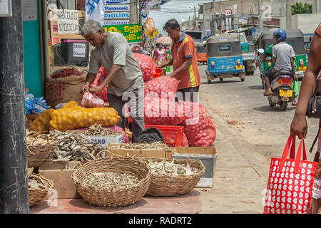 Menschen im Lebensmittelgeschäft Stall auf der Suche nach Lebensmittel auf der Straße in Trincomalee, Sri Lanka Stockfoto