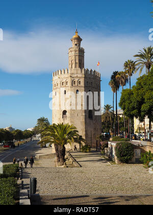 Die Torre del Oro oder Goldenen Turm am Ufer des Guadalquivir Flusses im Herzen von Sevilla, Andalusien, Spanien Stockfoto