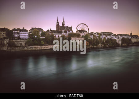 Lila Sonnenuntergang über den Herbst Fahrpreis Fähre Rad in Basel, Schweiz Stockfoto