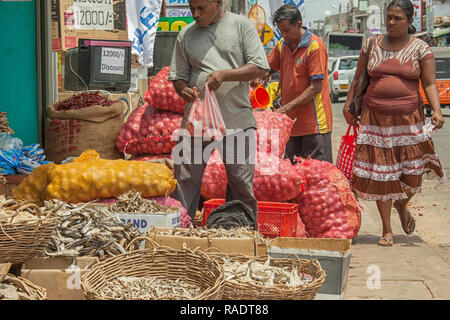 Menschen im Lebensmittelgeschäft Stall auf der Suche nach Lebensmittel auf der Straße in Trincomalee, Sri Lanka Stockfoto