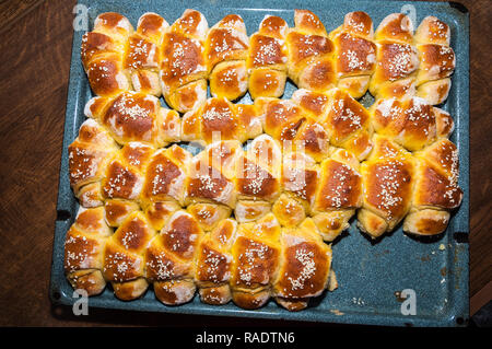 Hausgemachten Brötchen mit einem susame in die Kasserolle Stockfoto