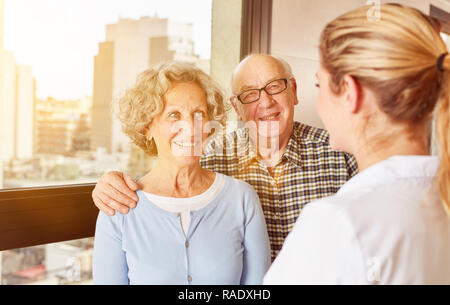 Pflegeheim zu ein paar Senioren im Pflegeheim sprechen Stockfoto