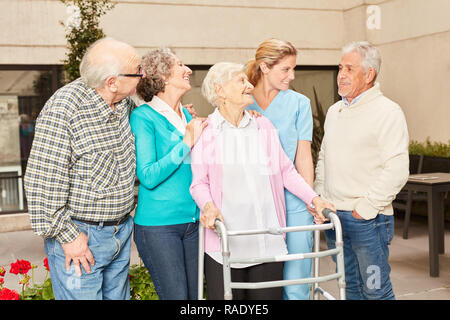 Senior Group und Krankenschwester sprechen in Altenheim oder Reha Klinik Stockfoto