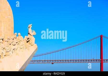 Lissabon, Portugal Kopie Raum Hintergrund Fluss Tejo, Ponte de 25 Abril Brücke und das Denkmal der Entdeckungen auf die portugiesischen Entdecker gewidmet Stockfoto