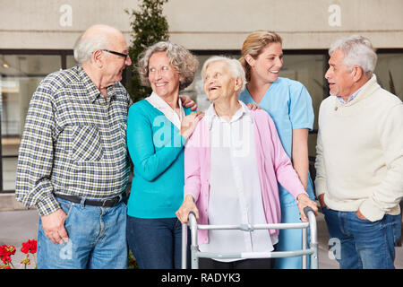 Senioren und geriatricians Lachen glücklich im Altersheim oder Pflegeheim Stockfoto