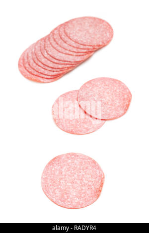 In Scheiben geschnittene Deutsche salami Würstchen auf einem weißen studio Hintergrund isoliert. Stockfoto