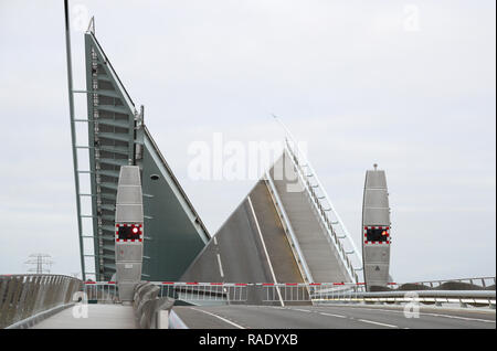 Die Twin Segel Brücke in Poole, Dorset, die neu nach der Entwicklung eine Störung mit Sensor geöffnet. Stockfoto