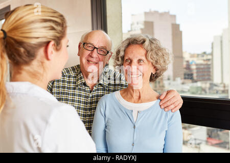 Ältere Paare im Gespräch mit einer Ärztin oder Krankenschwester im Krankenhaus Stockfoto