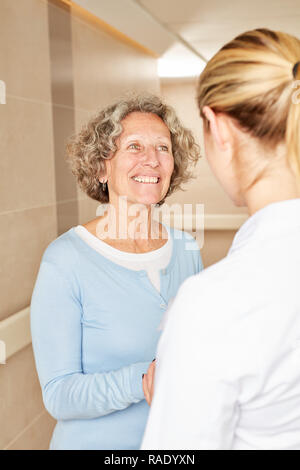 Ältere Frau als Patienten begrüßt Frau Doktor mit Handshake in der Chirurgie oder Krankenhaus. Stockfoto