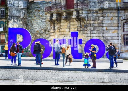 Porto, Portugal - April 1, 2018: Altstadt street view mit Porto Stadt mit Namen und Personen Stockfoto