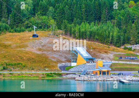 Norwegen, Loen Skylift Aerial Tramway Kabine und in der Nähe von Olden. Die Seilbahn steigt auf den Gipfel des Mount Hoven, über dem Fjord Nordfjord Stockfoto