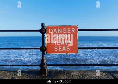 Zeichen Touristen und Besucher davor zu warnen, dass er die Gefahren der schwere See in Scarborough, North Yorkshire Stockfoto