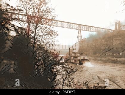 Str. Falls City vorbei an hohen Brücke, Ky, Falls City (Stern wheeler), Stern wheelers, Eisenbahn Brücken, Flüsse, United neuerfundene Stockfoto