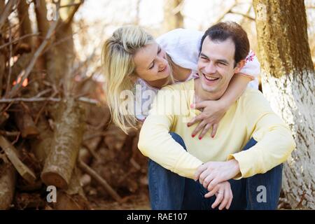 Lächelnd Mann und Frau in der vyshivanka draussen, Herbst Stockfoto