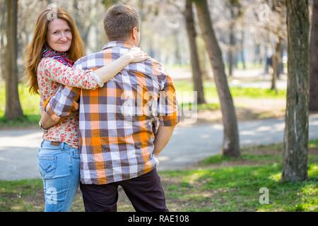 Lächelnd Mann und Frau im Freien Stockfoto