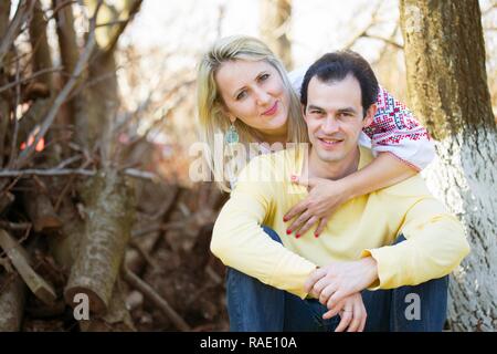 Lächelnd Mann und Frau in der vyshivanka draussen, Herbst Stockfoto