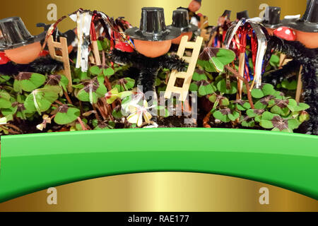 Viele Pflanzen, Glücksbringer Klee mit Schornsteinfeger Stockfoto