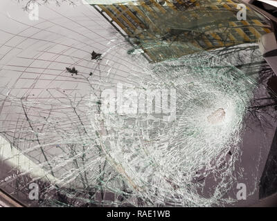 Gebrochene auto Windschutzscheibe nach einem Unfall Stockfoto