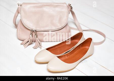 Cross-body Tasche und Schuhe auf weißem Hintergrund Stockfoto