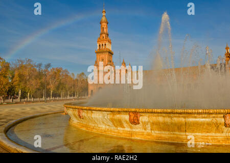 PALACIO ESPANOL IM PARQUE DE MARIA LUISA SEVILLA Spanien eindrucksvollen Brunnen im Innenhof UND EIN REGENBOGEN IM SPRAY Stockfoto