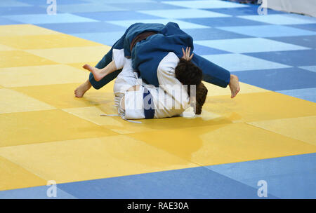 Zwei Mädchen judoka im Kimono konkurrieren auf dem Tatami Stockfoto