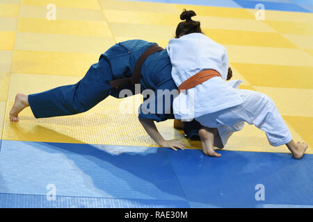 Zwei Mädchen judoka im Kimono konkurrieren auf dem Tatami Stockfoto