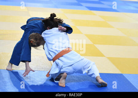 Zwei Mädchen judoka im Kimono konkurrieren auf dem Tatami Stockfoto